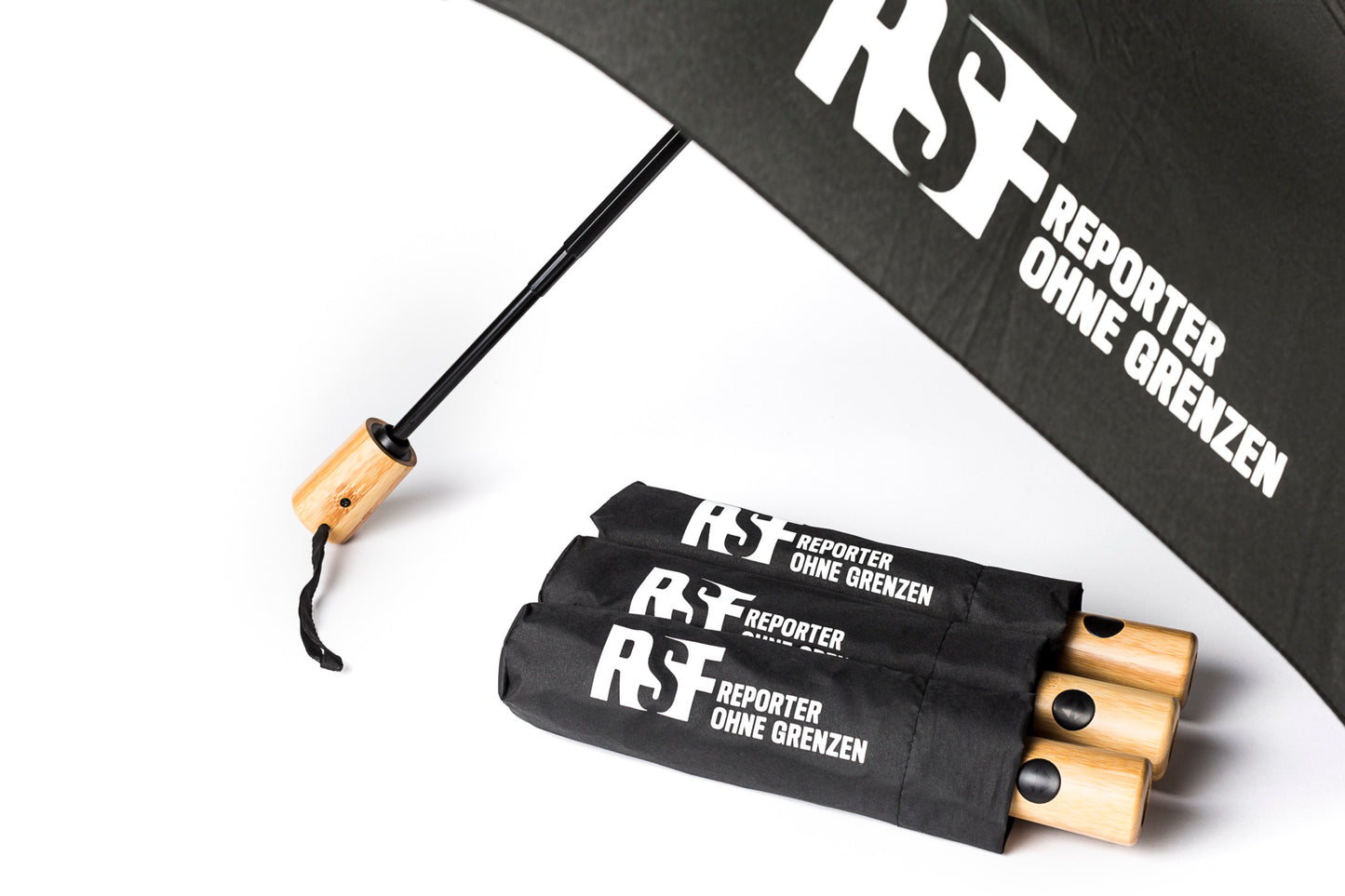 FARE-Regenschirm mit RSF-Logo