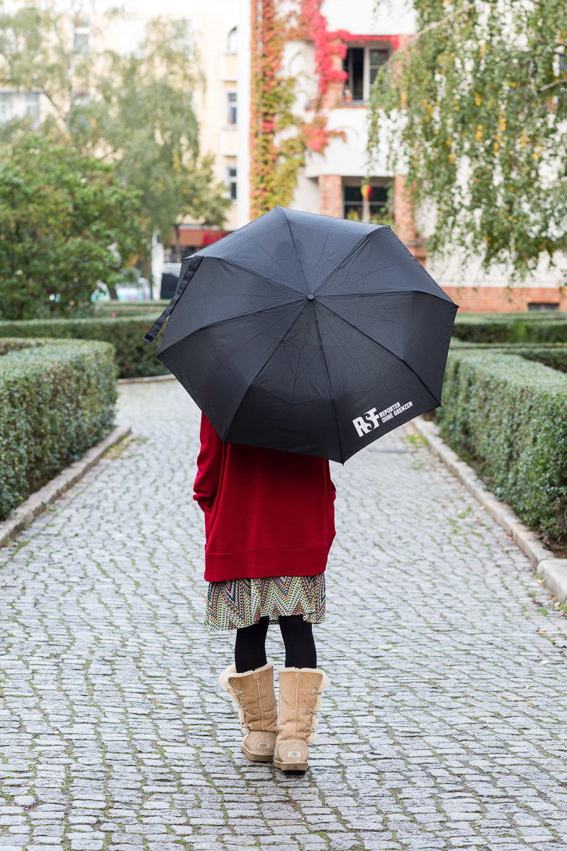 FARE-Regenschirm mit RSF-Logo