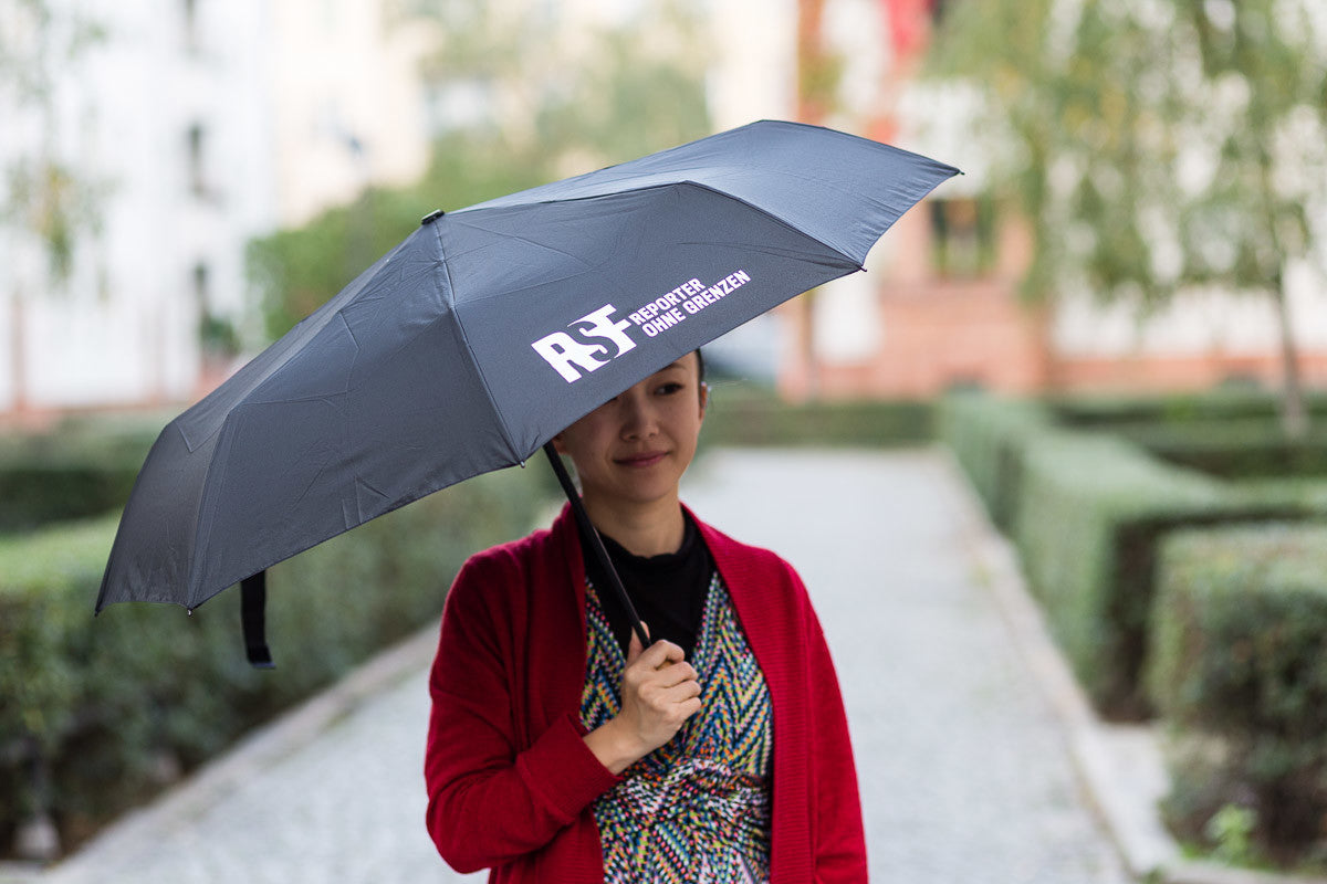 FARE-Regenschirm mit RSF-Logo