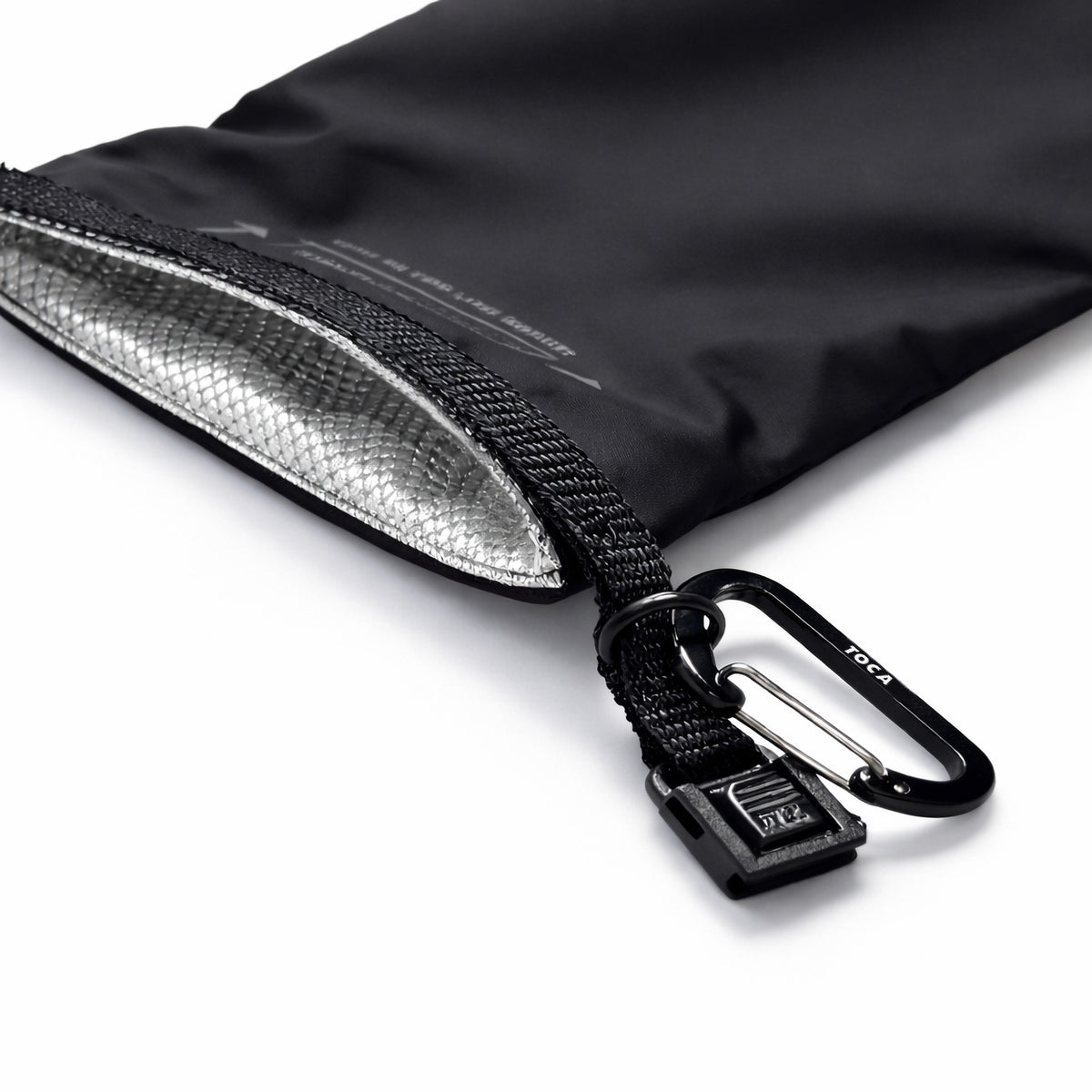 Detailaufnahme des silberbeschichteten Abschirmmaterials im Inneren der RSF x TOCA Faraday-Tasche