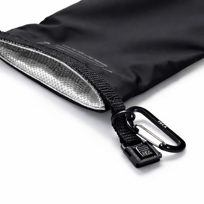 Detailaufnahme des silberbeschichteten Abschirmmaterials im Inneren der RSF x TOCA Faraday-Tasche