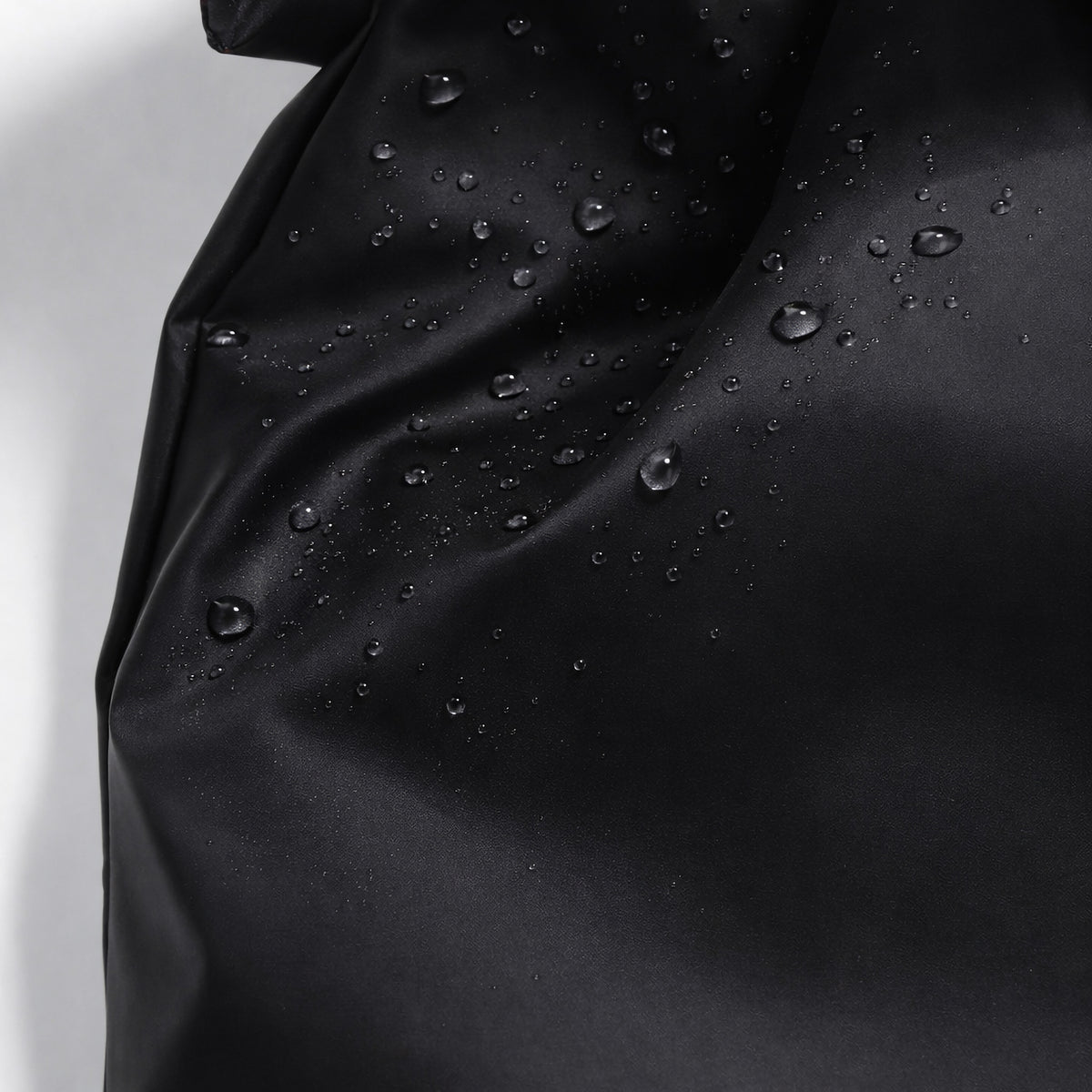 Detailaufnahme der wasserresistenten Außenschicht der RSF x TOCA Faraday-Tasche mit abperlenden Wassertropfen