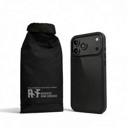 Verschlossene RSF x TOCA Faraday-Tasche neben einem Smartphone im Größenvergleich