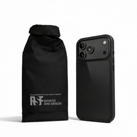 Verschlossene RSF x TOCA Faraday-Tasche neben einem Smartphone im Größenvergleich
